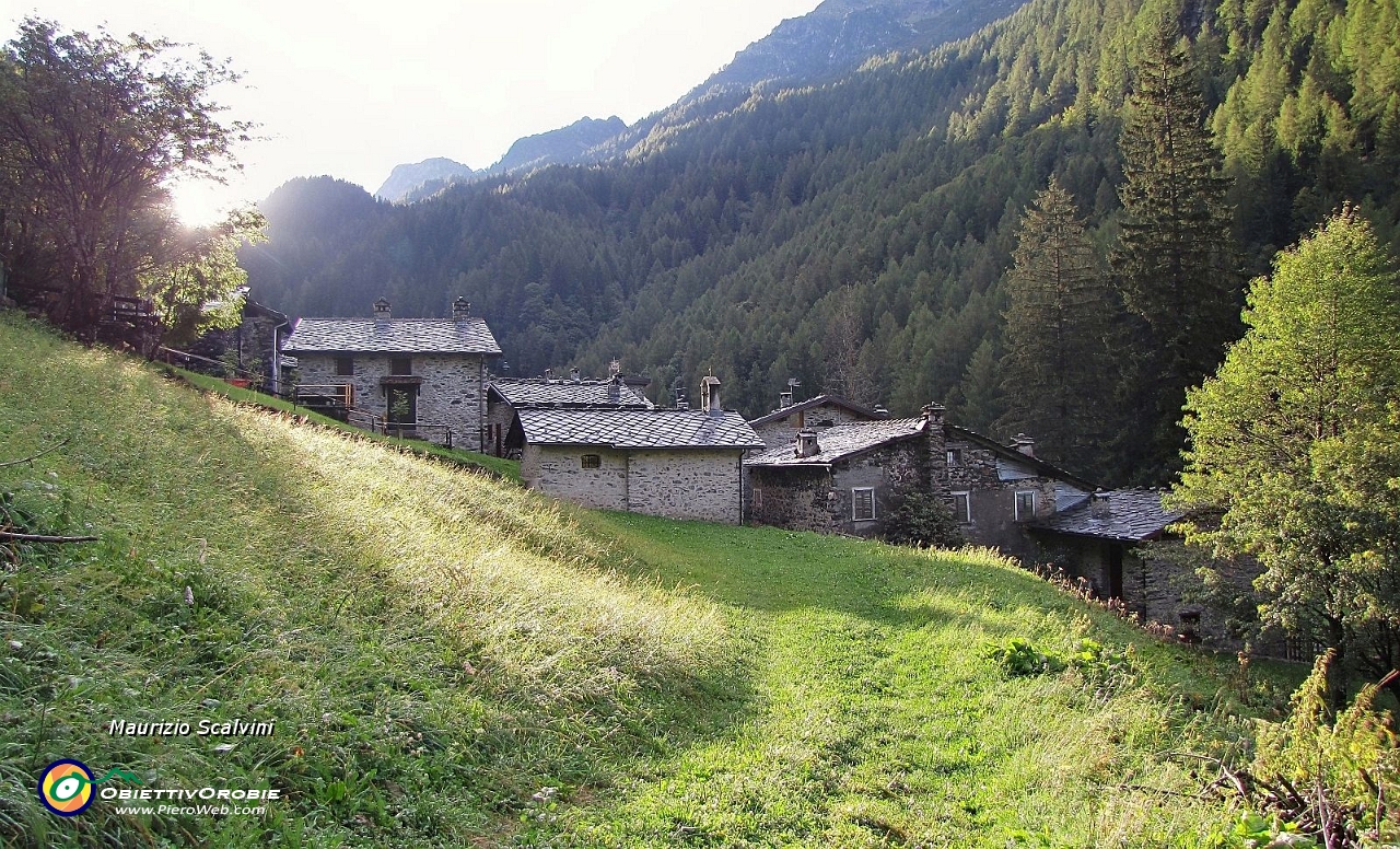 02 Pagliari, primo sole su un piccolo mondo antico....JPG